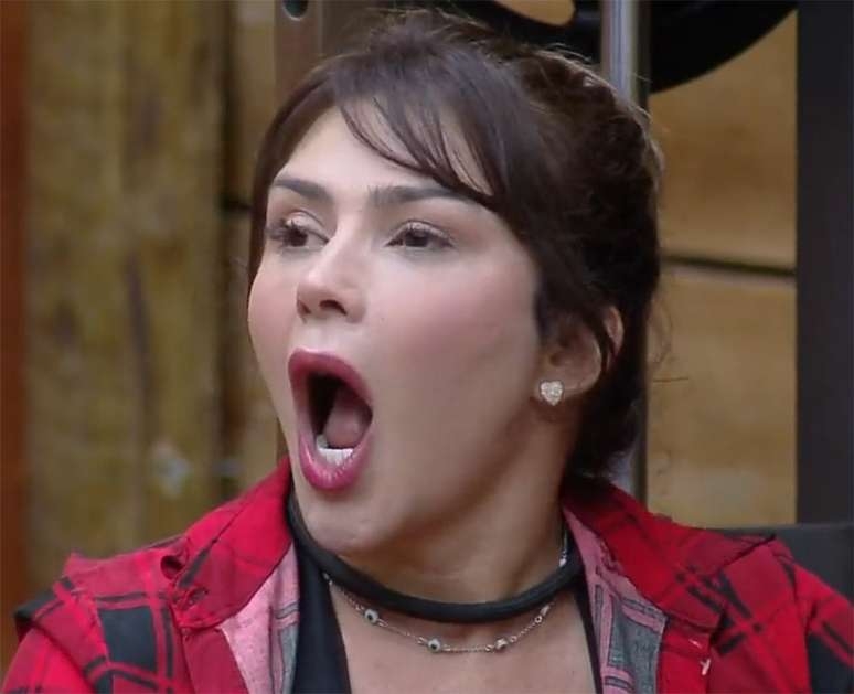 A Fazenda | Márcia Fu esconde e "acha" nécessaire de Nadja