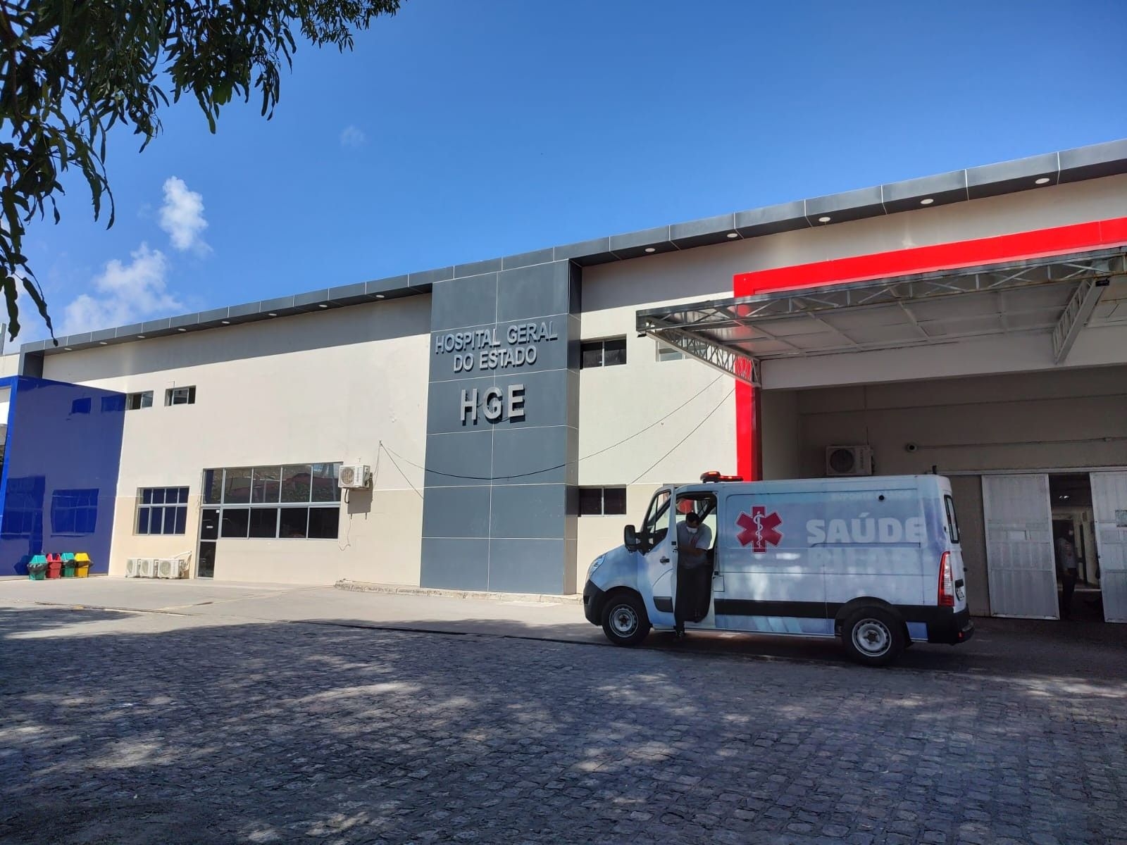 Homem baleado após esfaquear e tentar agredir PMs