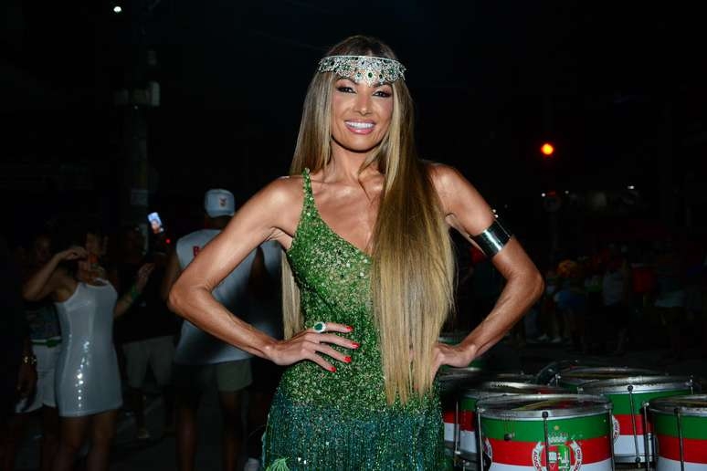 Com look verde brilhante, Patrícia Poeta participa do ensaio de rua da Grande Rio