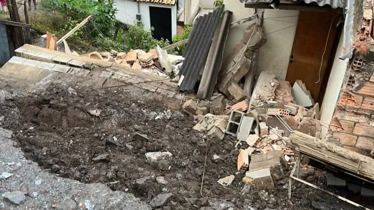 Desabamento de casa em Sabará deixa cinco feridos