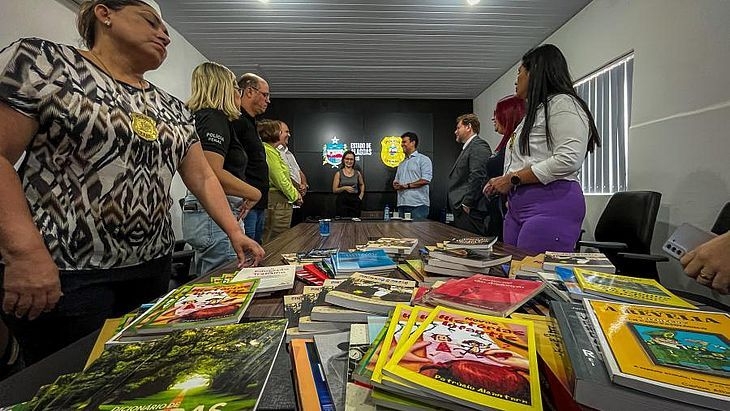Imprensa Oficial Dandara dos Palmares doa 2 mil livros para o sistema prisional alagoano