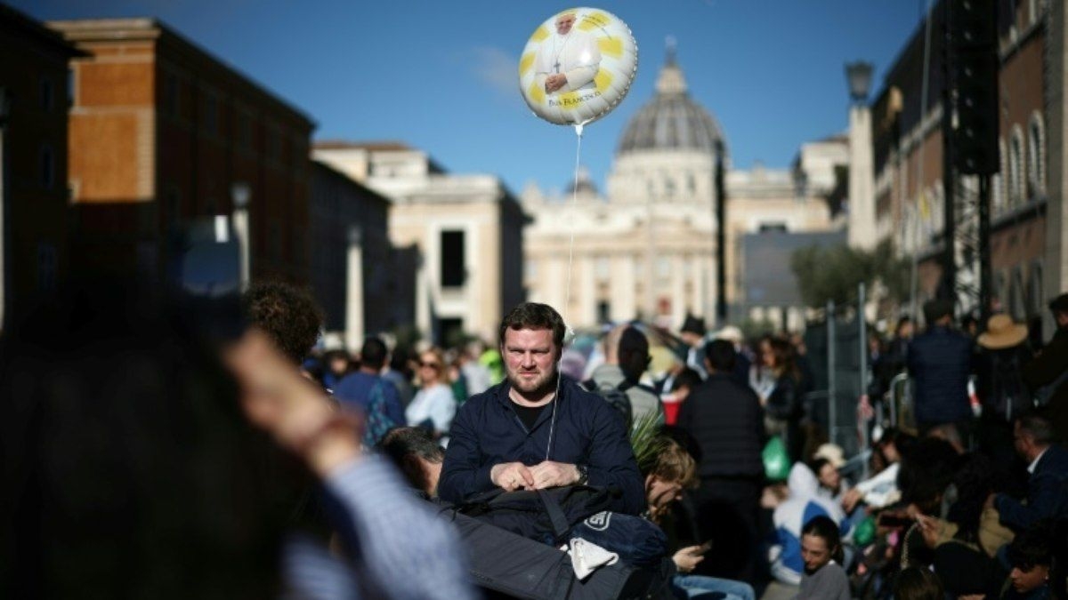 Corrida por lugar no funeral do papa Francisco