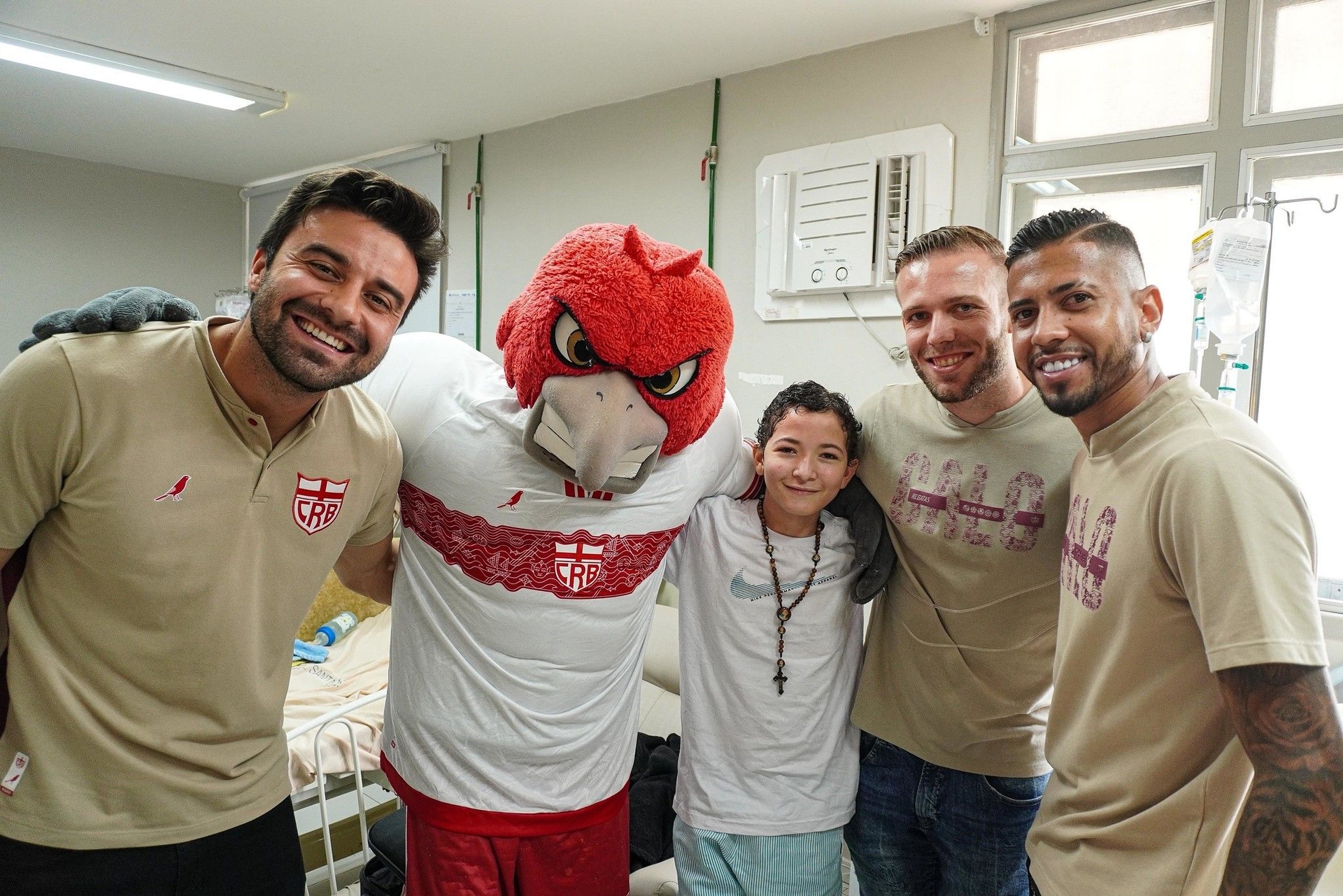 Jogadores do CRB fazem visita emocionante a crianças