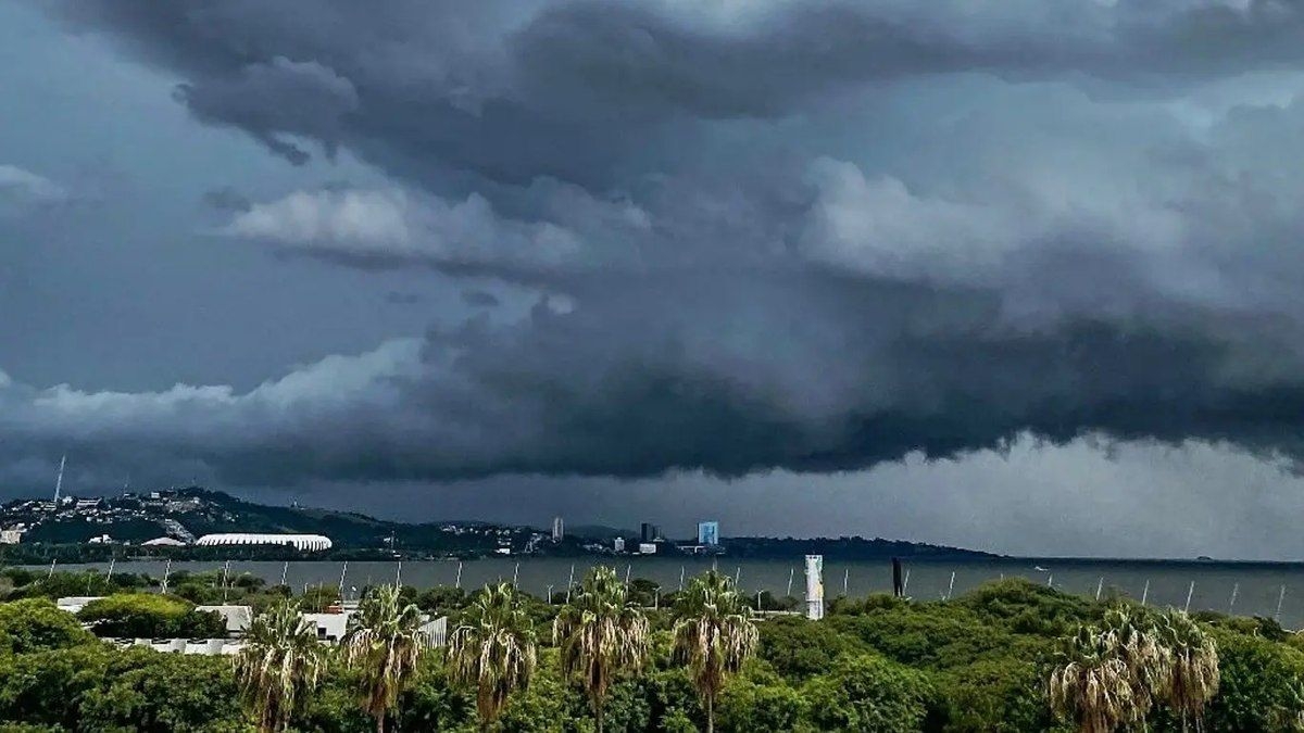Temporal causa alagamentos e transtornos na Grande Porto Alegre