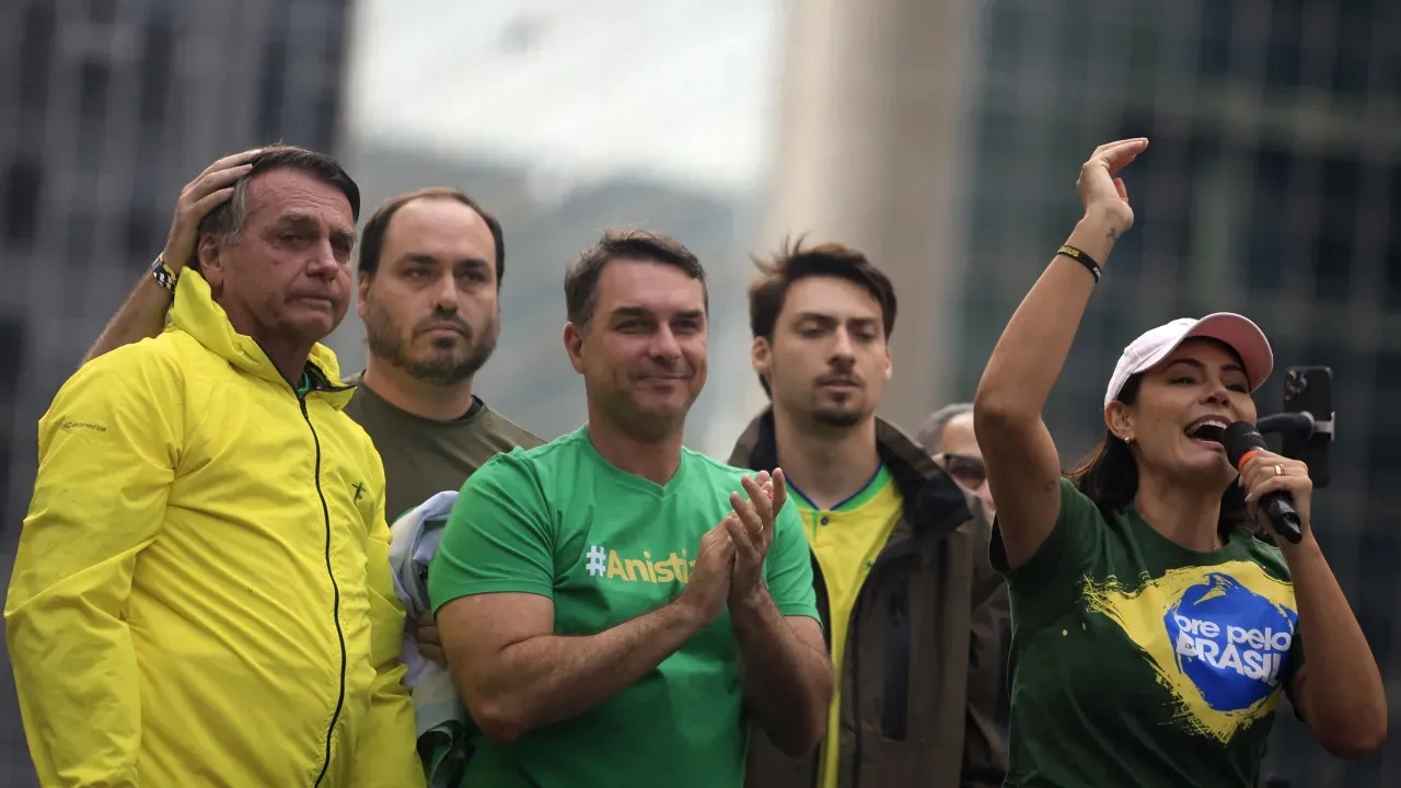 Filhos de Bolsonaro reagem a críticas de Michelle Bolsonaro