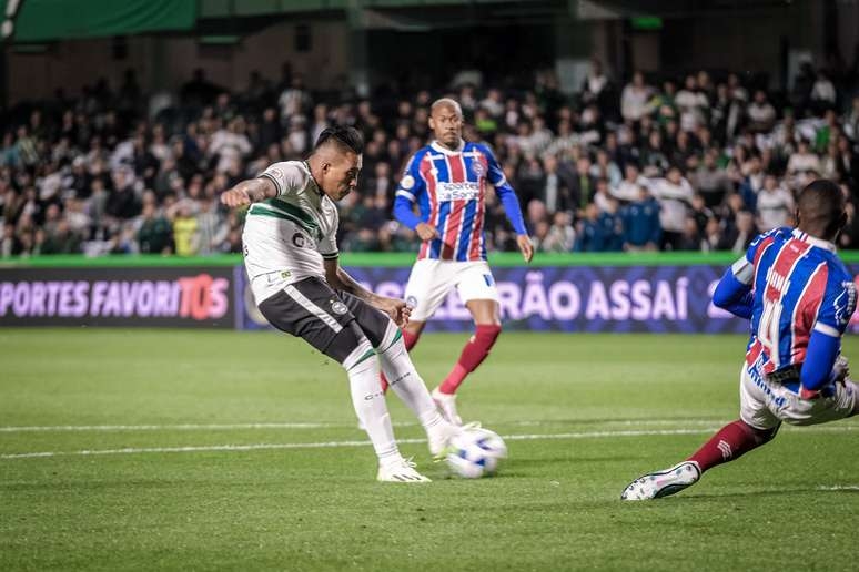 Volante do Coritiba passa por procedimento no joelho e deve perder início do Paranaense