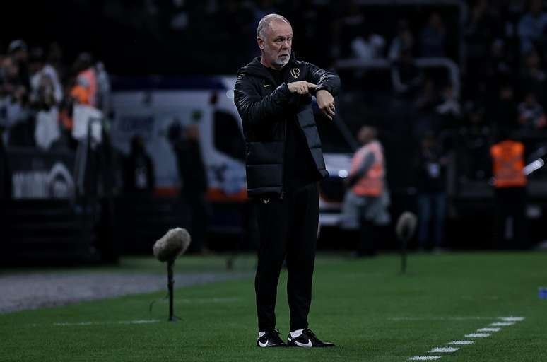 Mano assume responsabilidade por goleada e poupa diretoria do Corinthians: 'Seria canalha se fizesse isso'