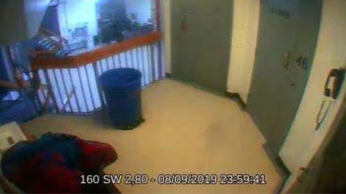 Vídeo revela minuto perdido na prisão de Epstein