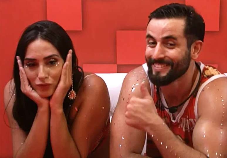 BBB | Deniziane quer se afastar de Matteus, mas não resiste: "Gostoso"