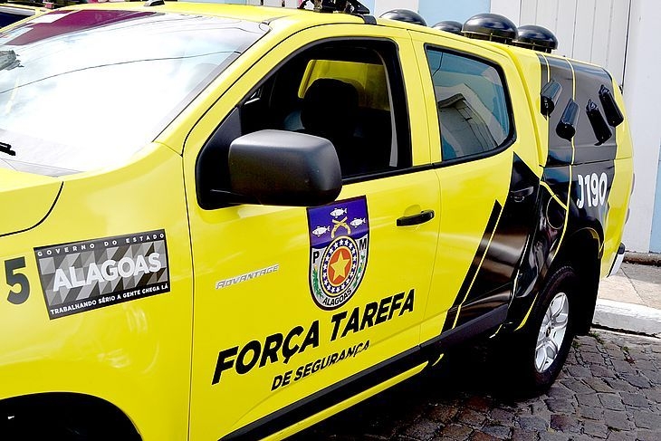 Casal com bebê de colo é detido após flagrante de drogas em carro de app, em Maceió
