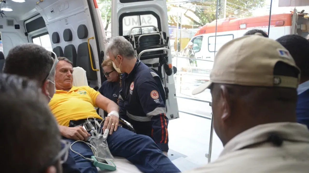 Transferência de Bolsonaro para Brasília em UTI aérea