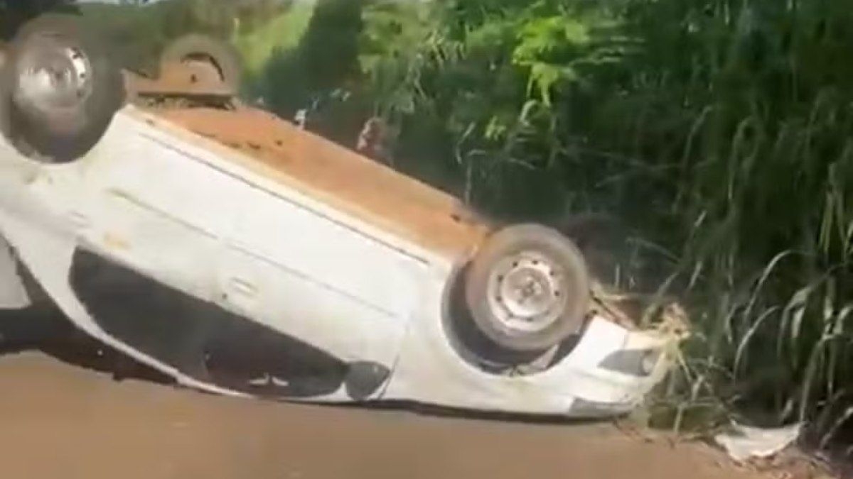 Homem sequestra filha e capota carro em fuga violenta