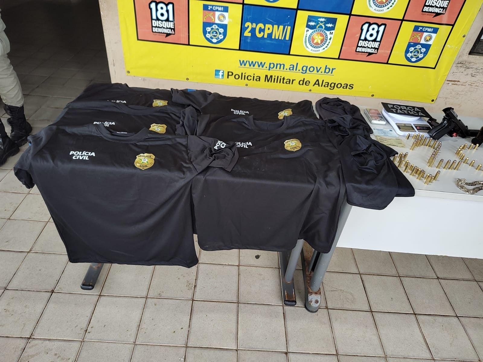 Homem preso com fardas da Polícia Civil e drogas em Maceió