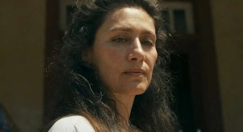 Morando em Paris, Maria Fernanda Cândido encanta e comove na estreia de ‘Renascer’