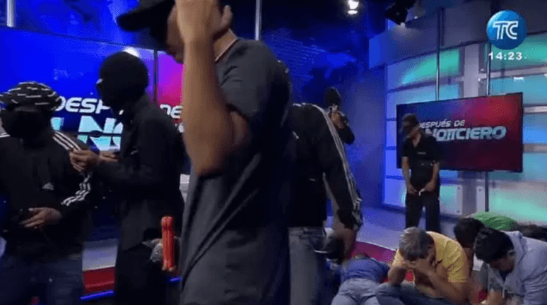 Homens armados invadem estúdio de TV no Equador durante transmissão ao vivo; assista