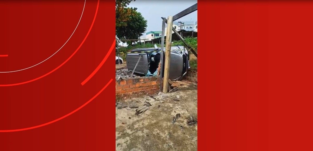 Carro capota com mulheres e bebê em Maceió