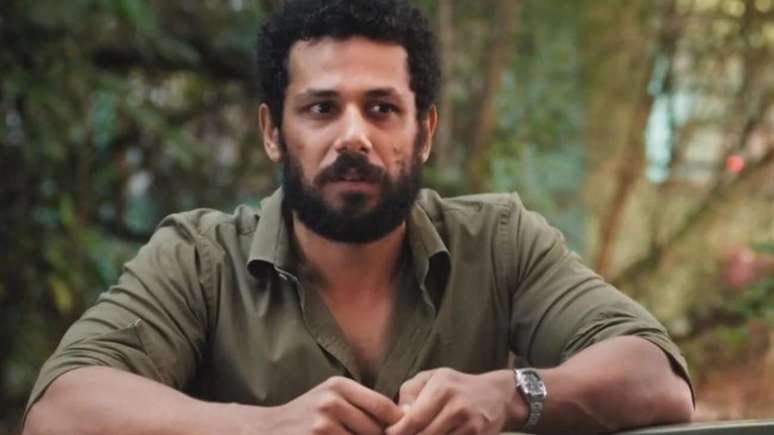 Ramiro salva Aline e é agredido em 'Terra e Paixão'