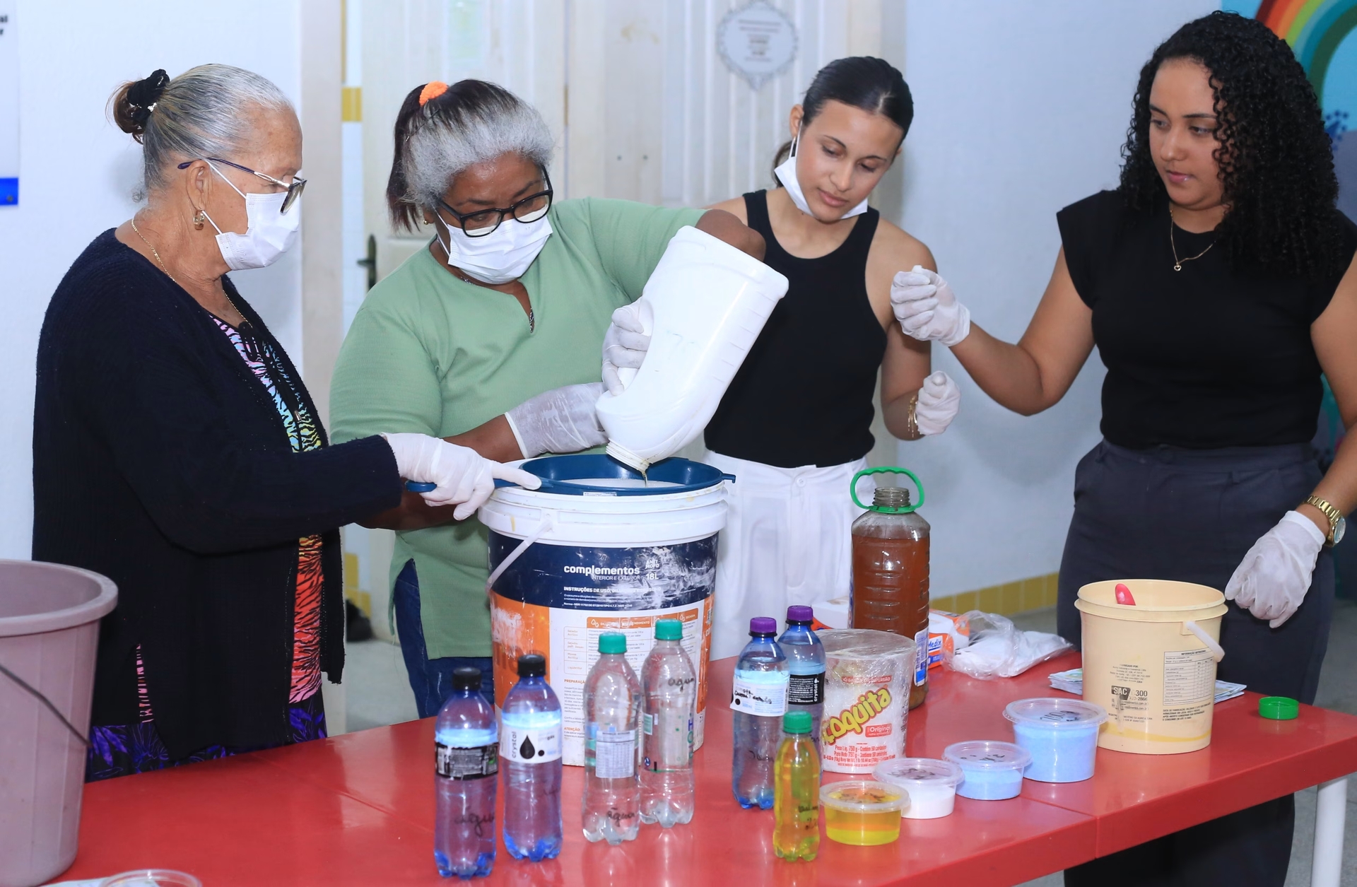 Estudantes da EJA em Penedo aprendem a fazer sabão ecológico