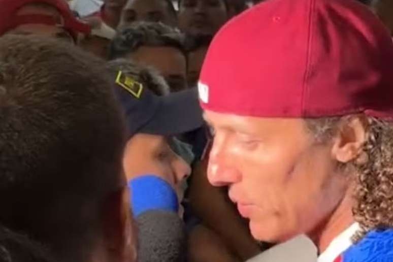David Luiz chega a Fortaleza com grande presença da torcida no aeroporto