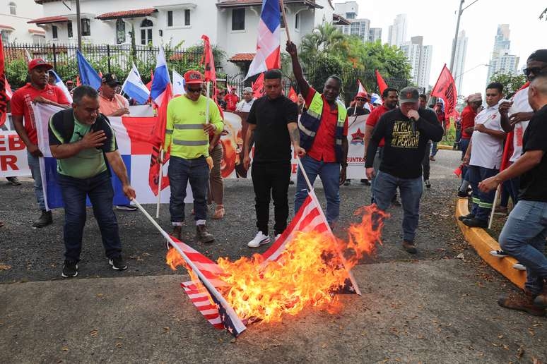 Após fala de Trump sobre Canal do Panamá, manifestantes queimam bandeiras dos EUA