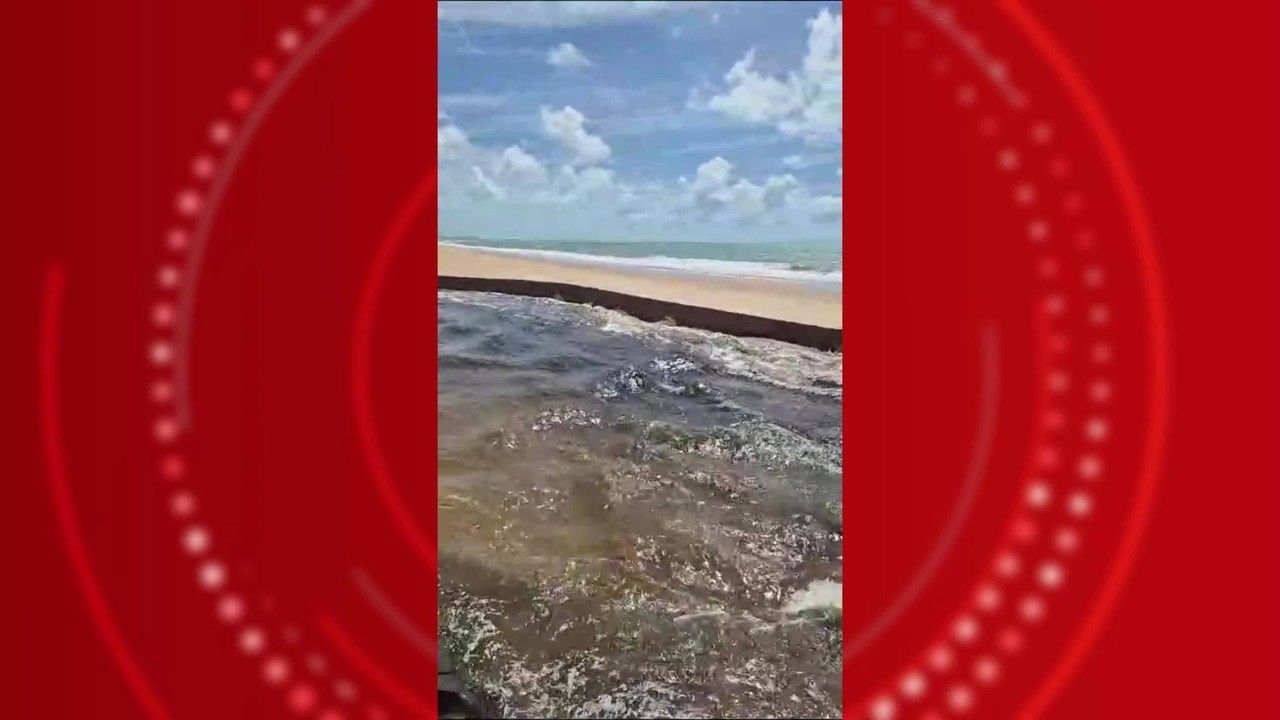 Moradores registram nova mancha no Rio Jacarecica em Maceió