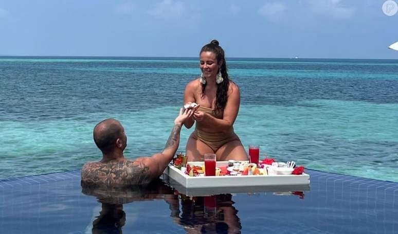 Paolla Oliveira esbanja curvas em biquíni nude de cintura alta durante viagem com Diogo Nogueira para as Maldivas. Veja fotos!