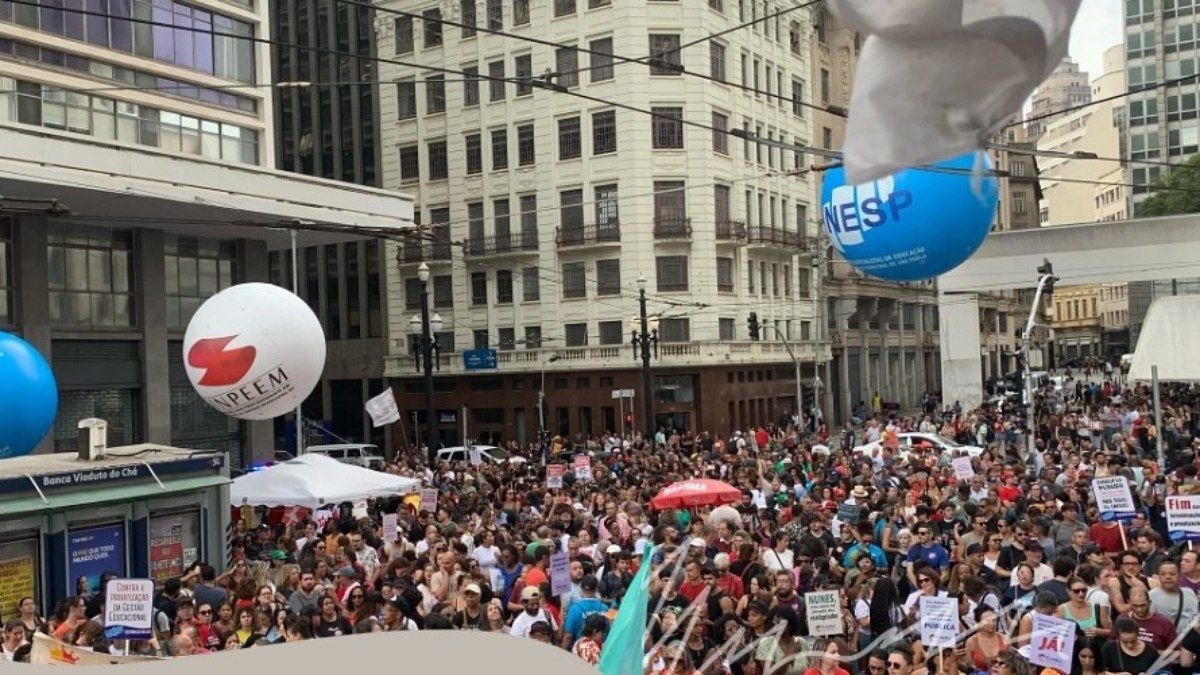 Greve dos profissionais da educação de SP é aprovada