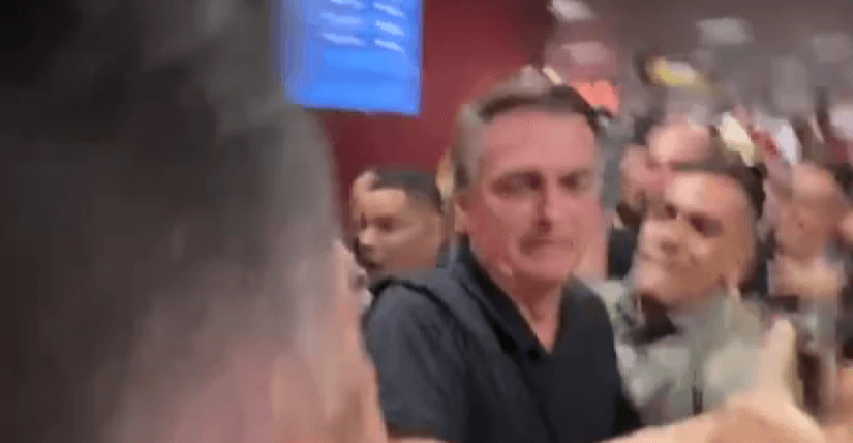 Jair Bolsonaro desembarca em Alagoas para passar o Réveillon