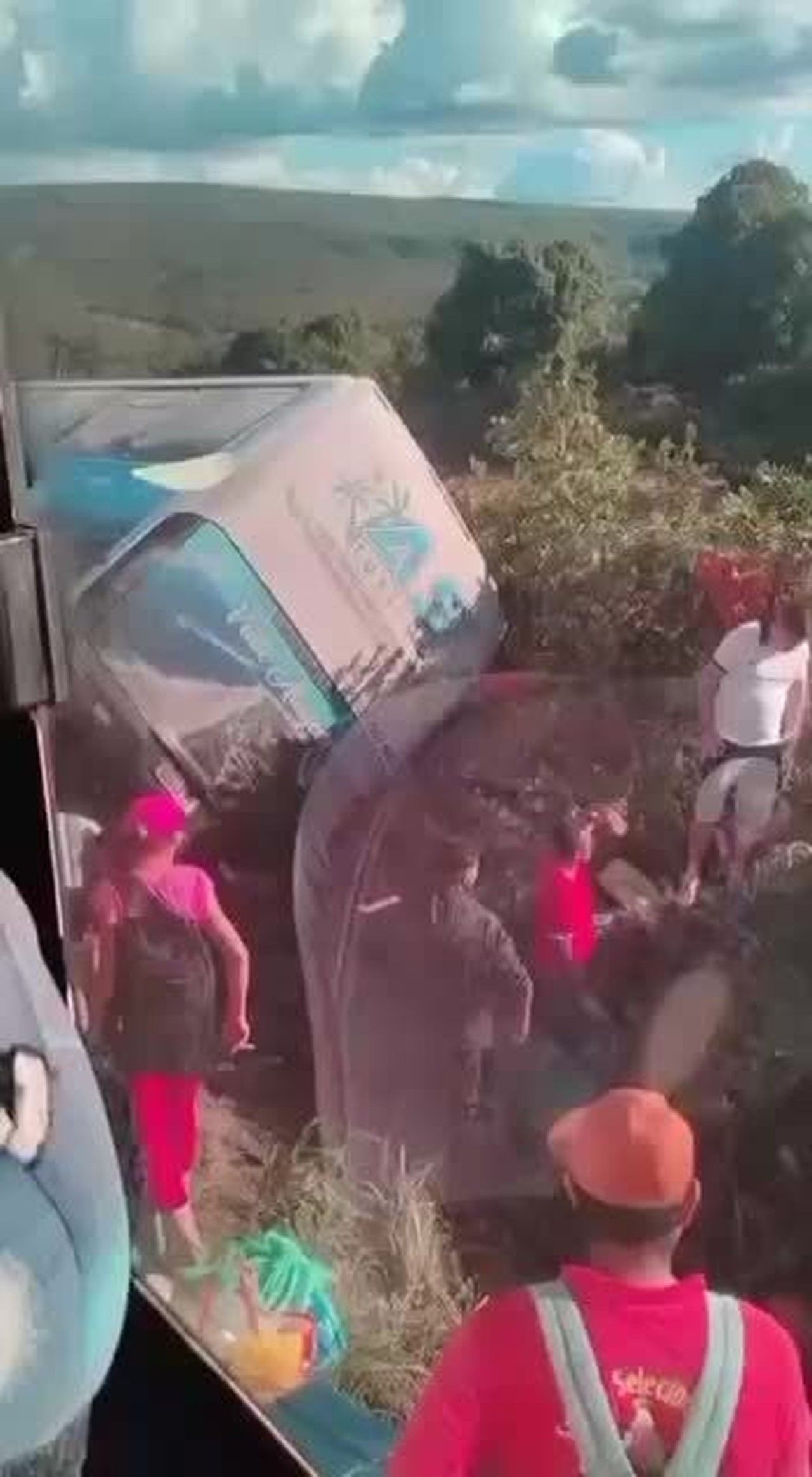 Ônibus tombou na BR-251, em Minas Gerais, mas sem feridos