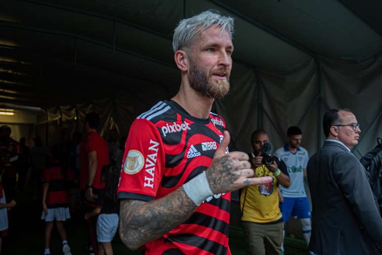 Após rumor de volta com ex-mulher, Léo Pereira é visto em praia de PE com Karoline Lima, ex-mulher de Éder Militão; saiba mais