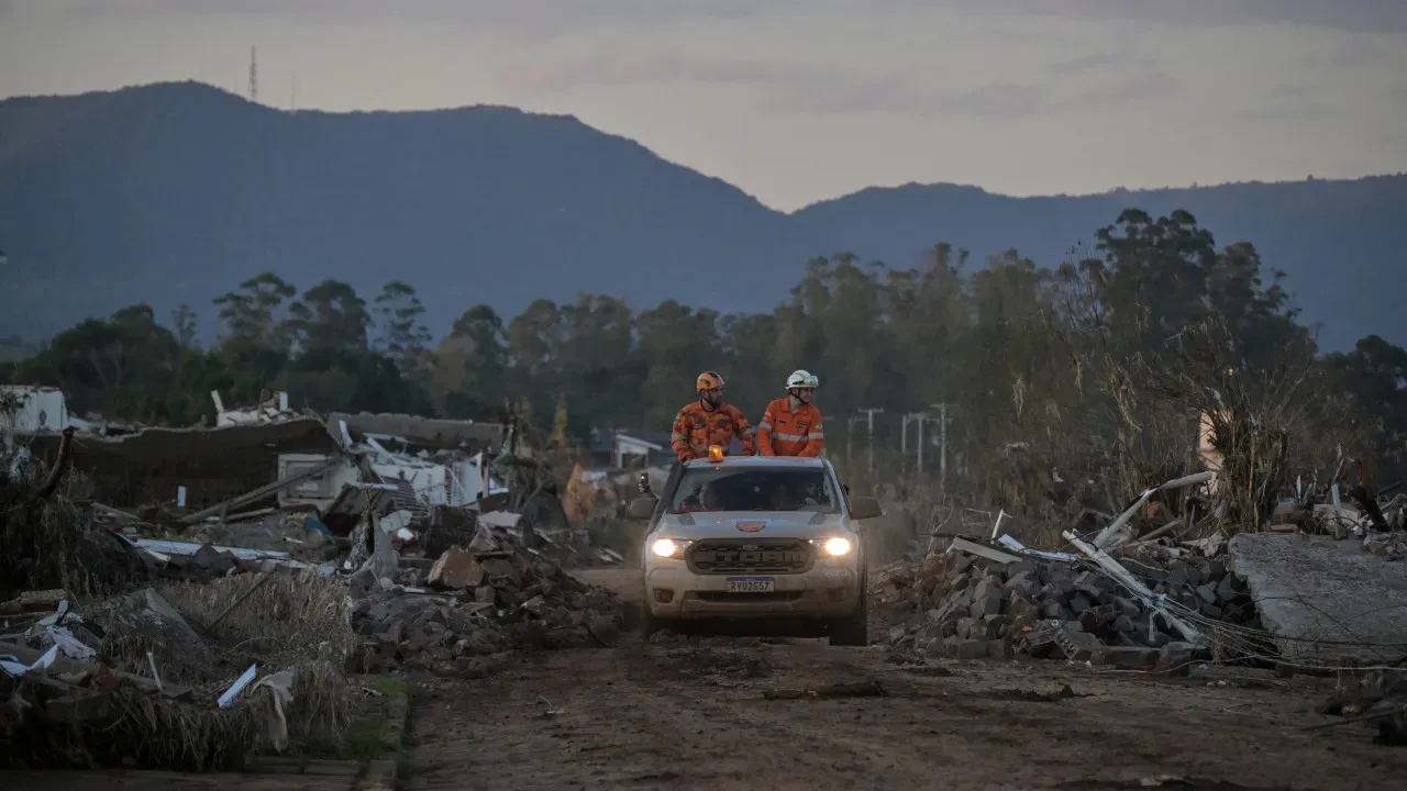 Desabrigados enfrentam dificuldades após enchente em Porto Alegre