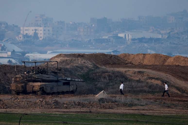 Israel e Hamas fecham acordo e reféns devem ser soltos domingo