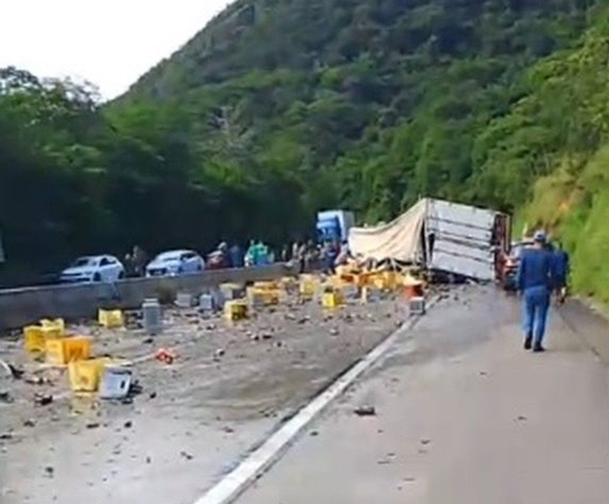 Acidente com carreta de cerveja bloqueia BR-101 em Alagoas
