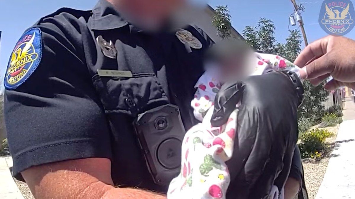 Bebê é resgatado após dias sozinho em apartamento