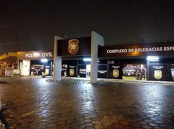 Jovem preso é suspeito de se masturbar e praticar sexo oral em amigo desacordado, na Jatiúca