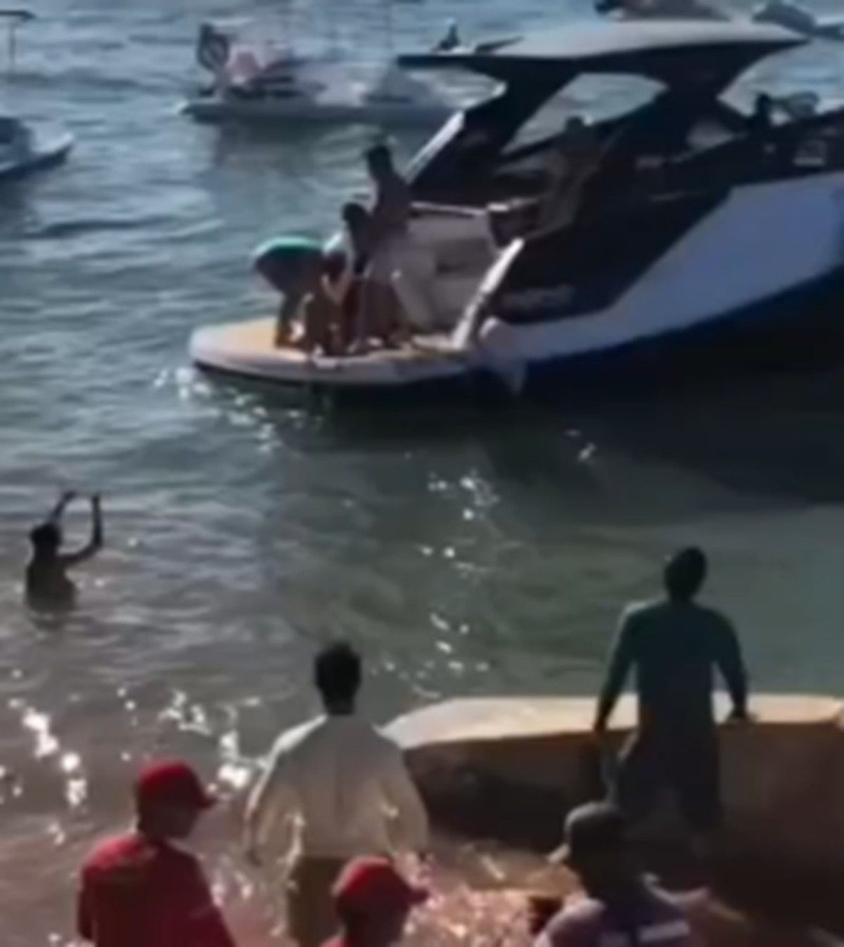 Criança morre após ser atingida por hélice de lancha