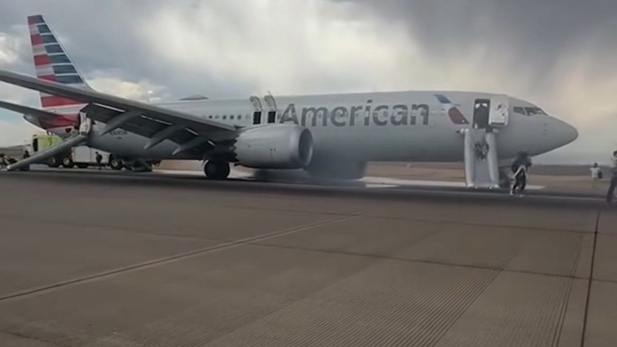 Incêndio em avião força evacuação de passageiros na pista