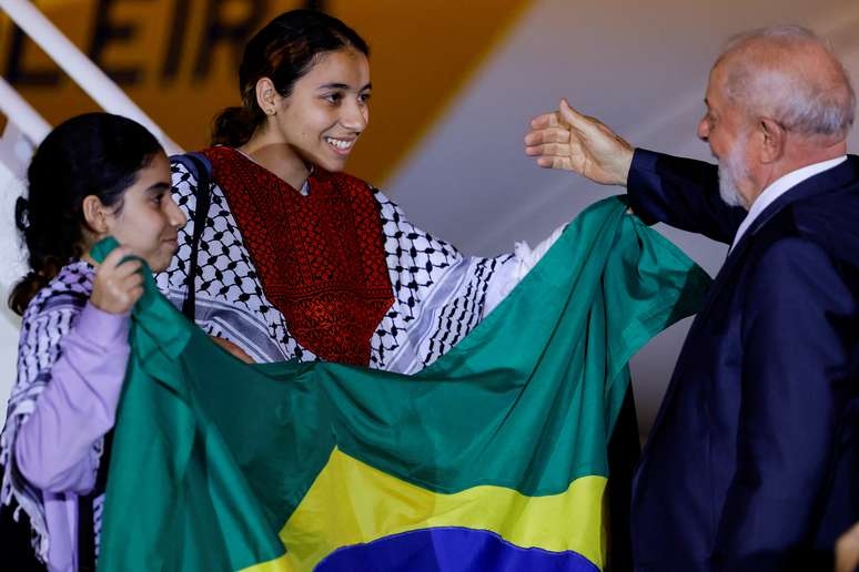 'Voltar para Gaza? Quase não tem mais Gaza', diz jovem brasileira repatriada