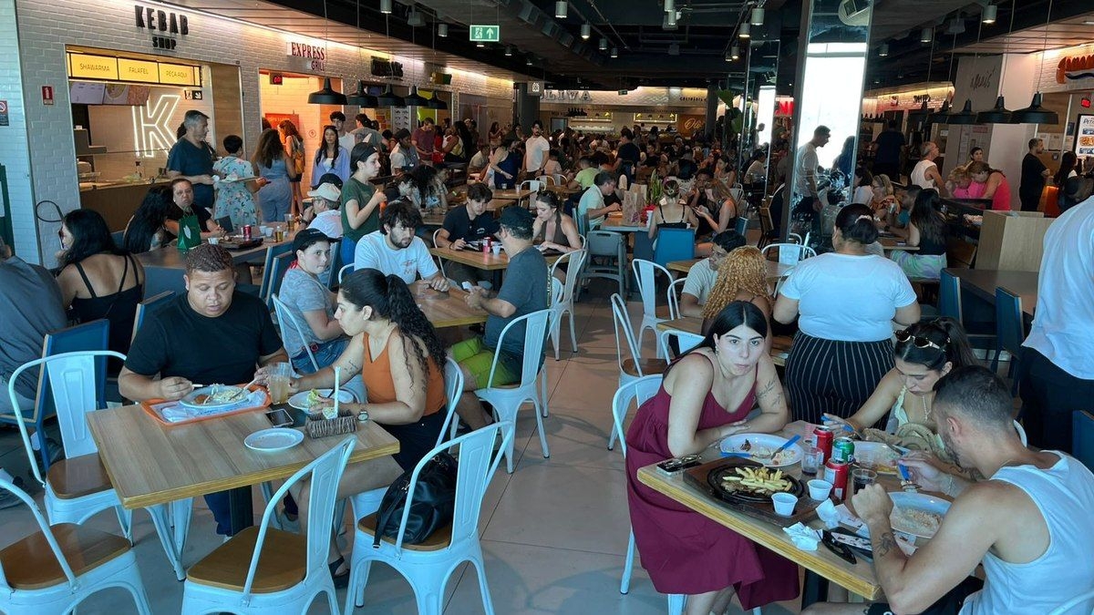 Cariocas buscam ar-condicionado em shoppings para escapar do calor