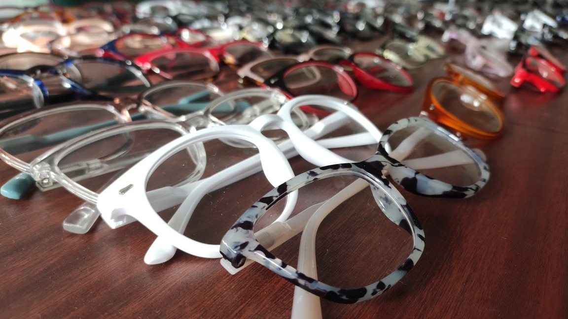 Entrega de óculos do Programa Sua Vida com Novo Olhar