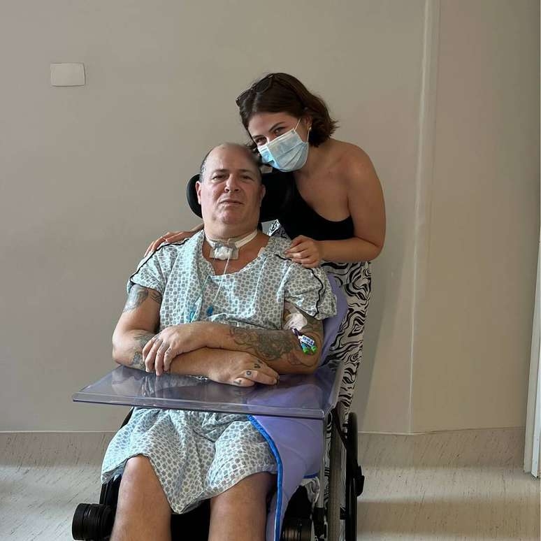 Mingau, baixista do Ultraje a Rigor, ganha cadeira de rodas após mais de três meses de internação