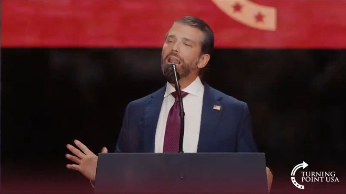 Trump Jr. imita o pai em funeral de Charlie Kirk