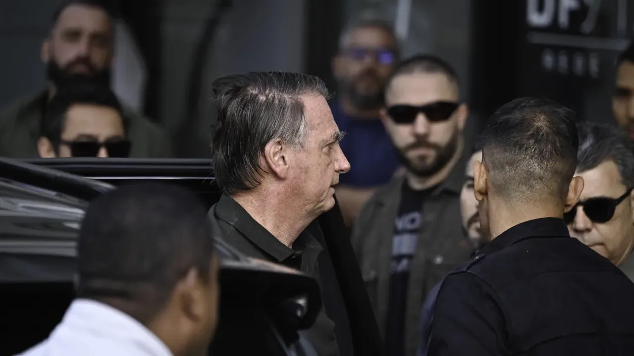 Bolsonaro deixa prisão domiciliar com escolta para exames