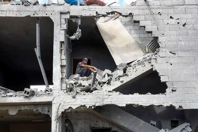 Israel intensifica ataques em Gaza e crise humanitária se agrava