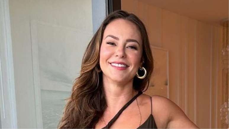 Paolla Oliveira esbanja boa forma em ensaio de lingerie e causa alvoroço