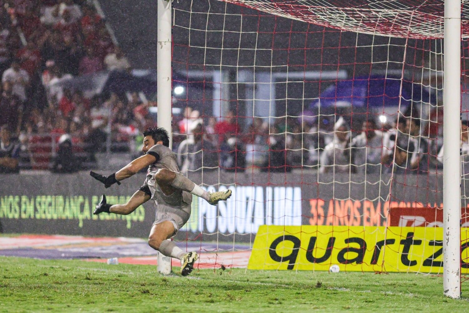 Matheus Albino brilha com pênaltis defensivos pelo CRB