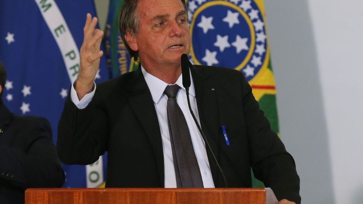 Bolsonaro assina intimação em UTI de Brasília