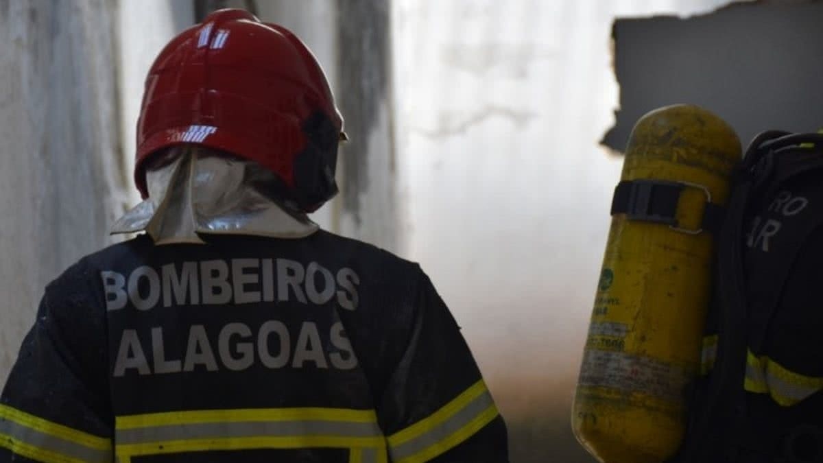 Incêndio provoca desabamento de teto e homem ferido