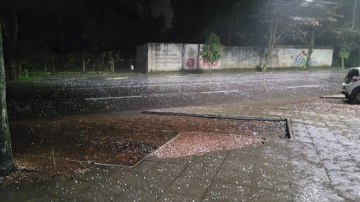 Granizo provoca estragos no Sul após alerta da Defesa Civil