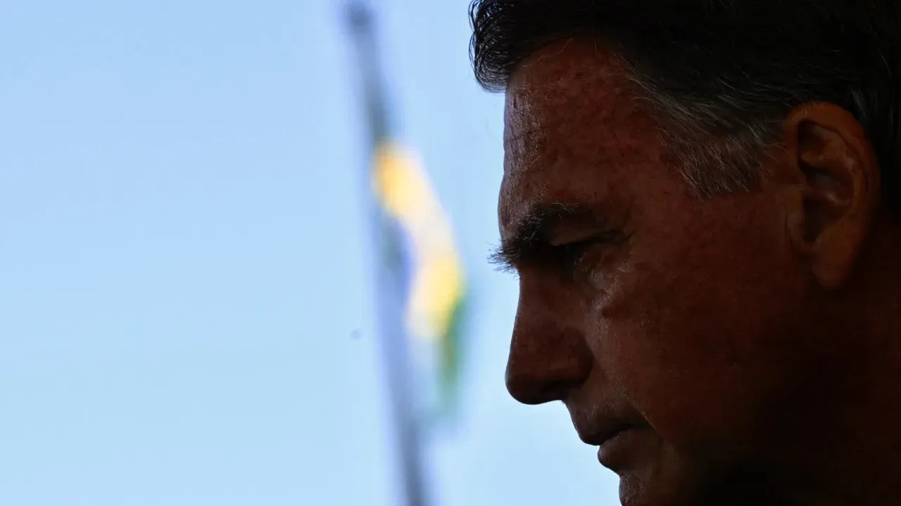 PL suspende salário de Bolsonaro após prisão